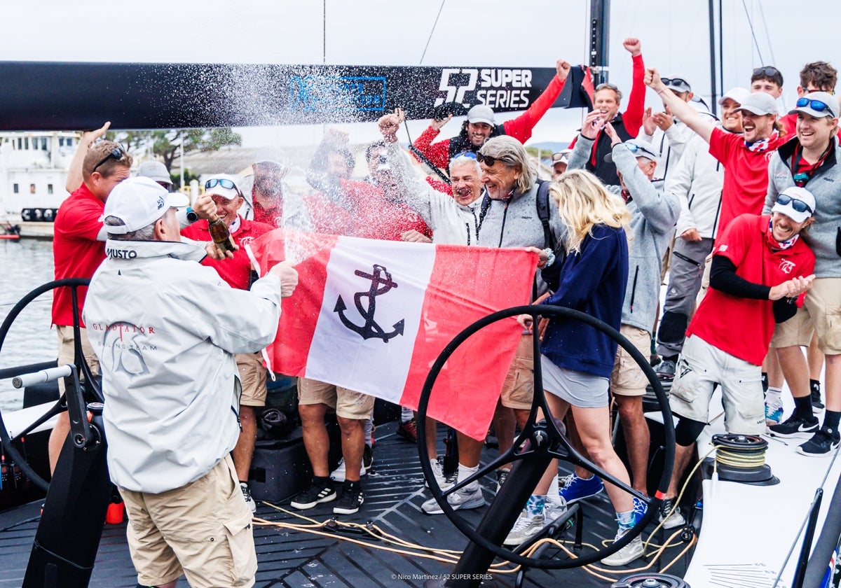 La tripulación del Gladiator celebrando la victoria en Saint-Tropez