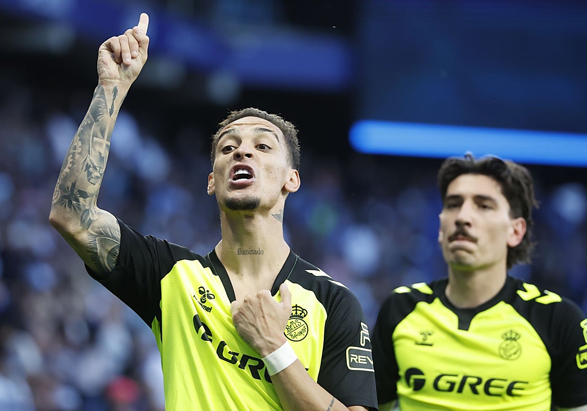 Antony muestra el tatuaje de su cuello tras marcar el 1-2 a favor del Betis ante el Espanyol