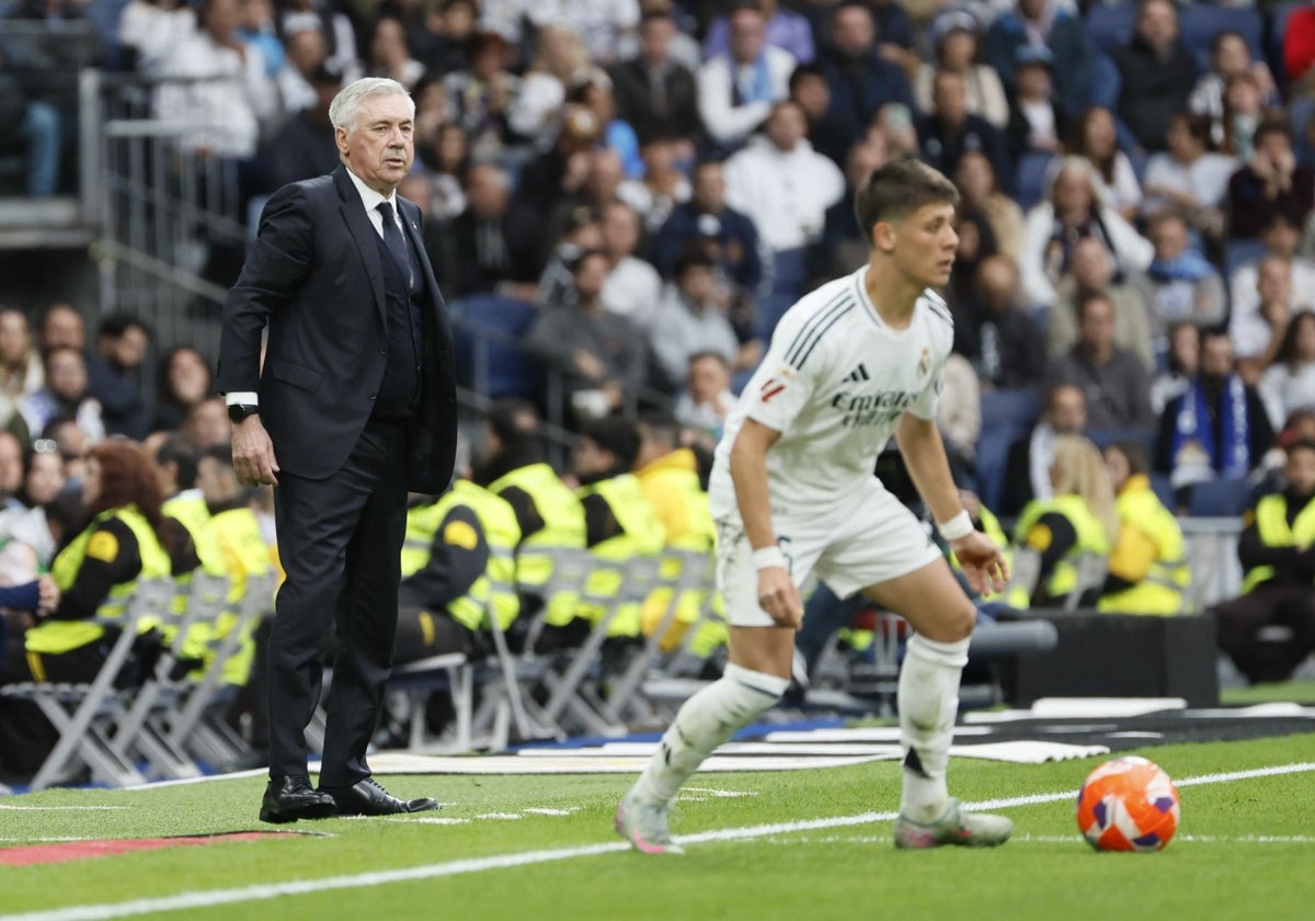 Guler, con Ancelotti al fondo, durante un acción del Madrid-Celta