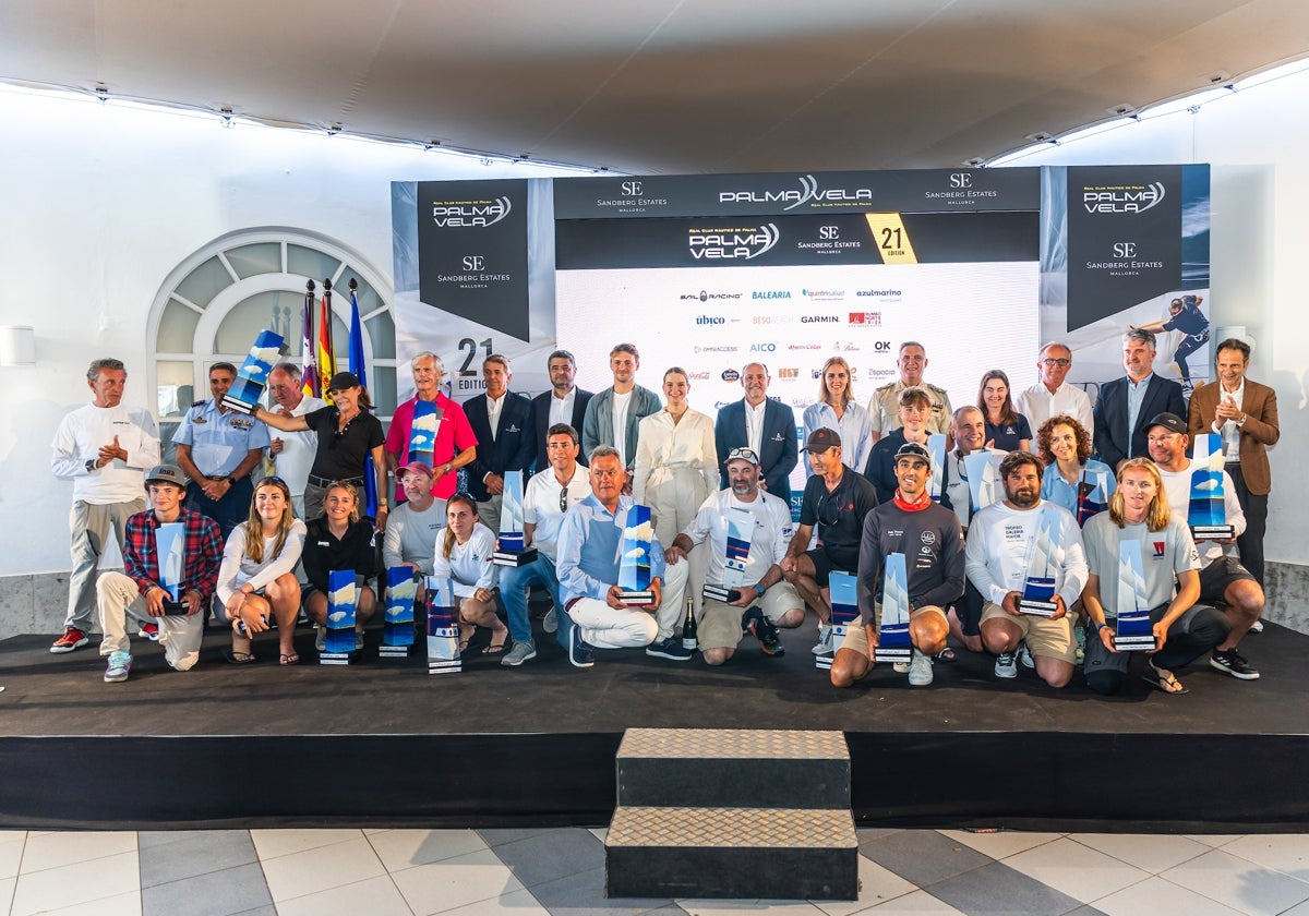 Foto de familia de autoridades y premiados