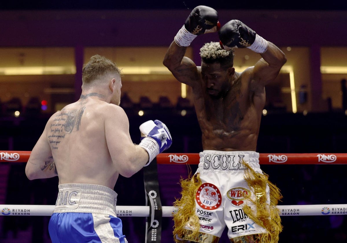 William Scull retrocede para eludir un golpe del Canelo al cuerpo