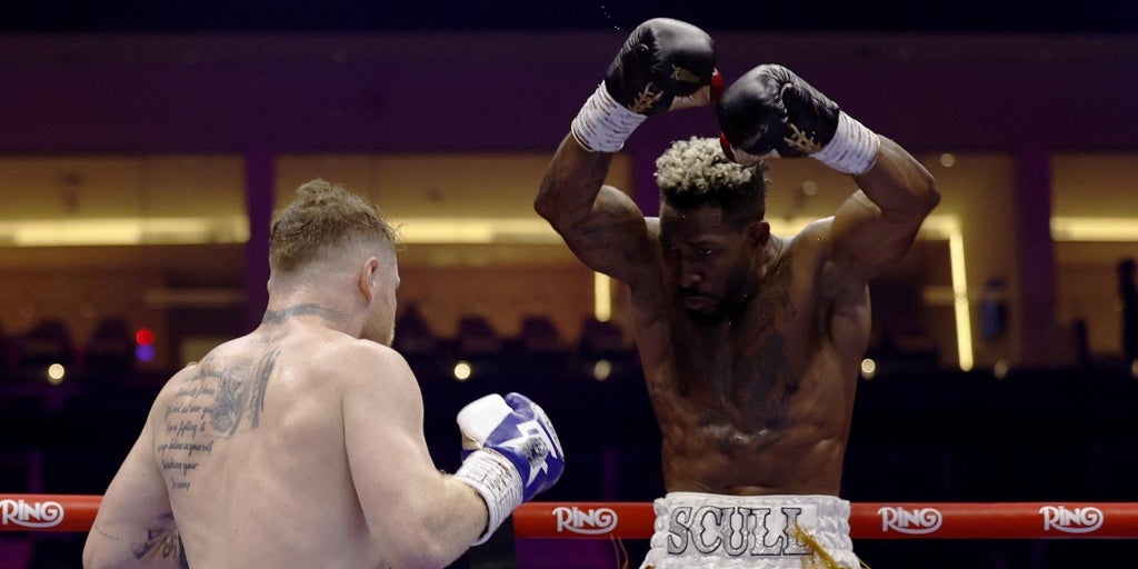Canelo recupera el cuarto cinturón ante Scull en un combate sin golpes