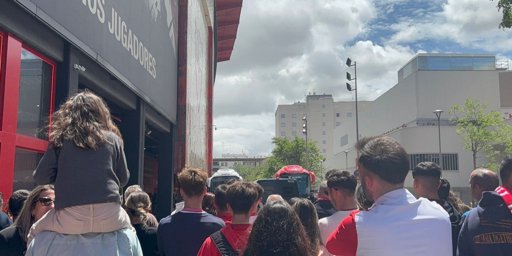 Aplausos en lugar de abucheos a la llegada del equipo al estadio: «Vamos mi Sevilla FC»