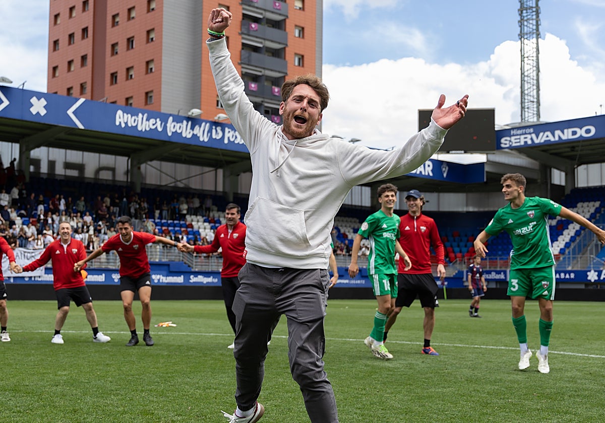 Ibai Gómez, entrenador del Arenas de Getxo, celebra el ascenso a Primera RFEF