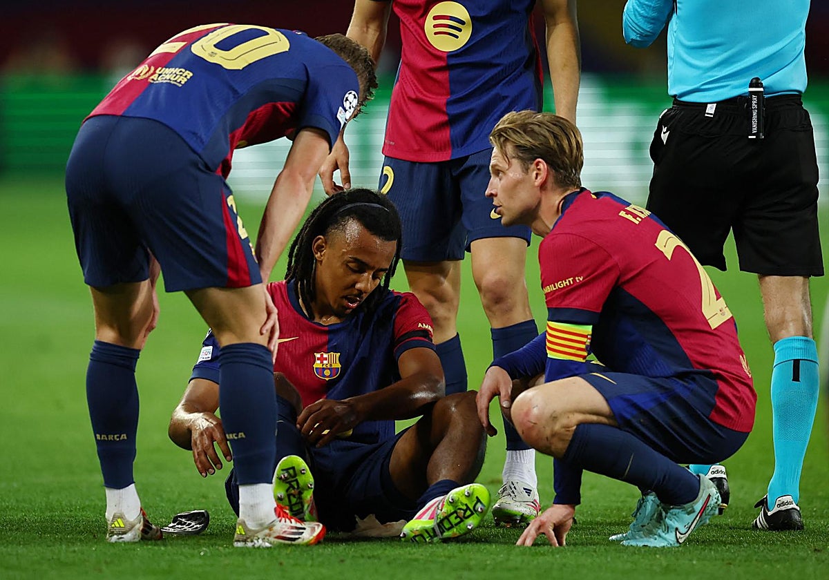 Koundé se duele en el suelo durante el partido ante el Inter