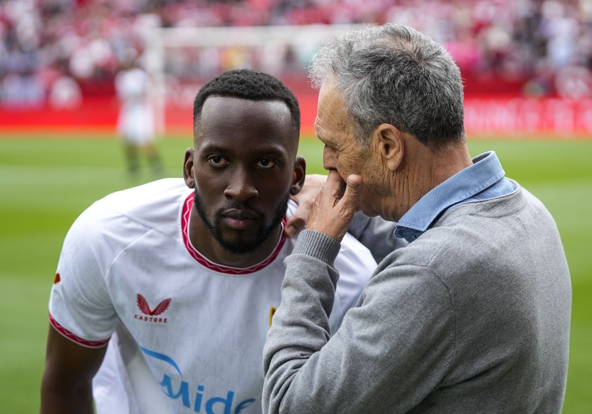 Joaquín Caparrós conversa con Lukebakio antes del inicio del partido ante el Leganés