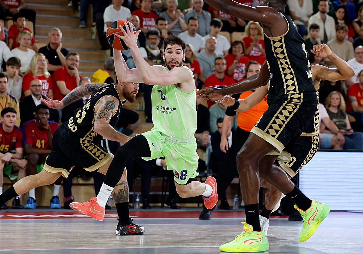 Brizuela, defendido por los jugadores del Mónaco