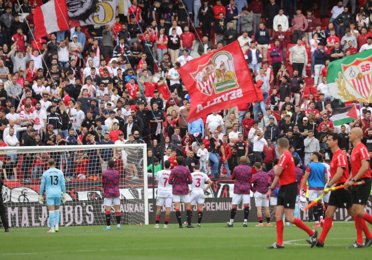 Los jugadores dieron la cara ante su afición tras el Sevilla - Leganés (2-2)