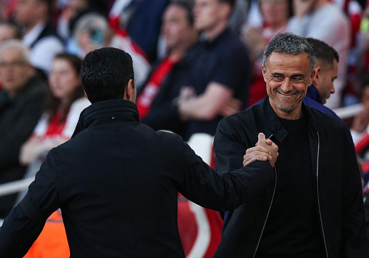 Arteta y Luis Enrique se saludan antes de la ida de las semifinales entre Arsenal y PSG