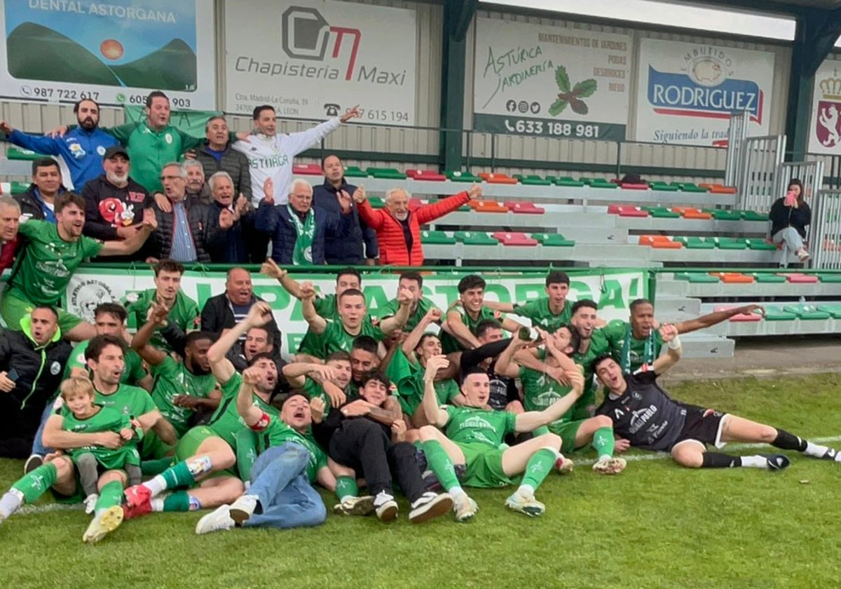 Los jugadores del Atlético Astorga celebrando el ascenso virtual a Segunda Federación