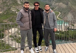 Hunter Campbell (centro), junto a Islam Makhachev y su mánager, en Daguestán