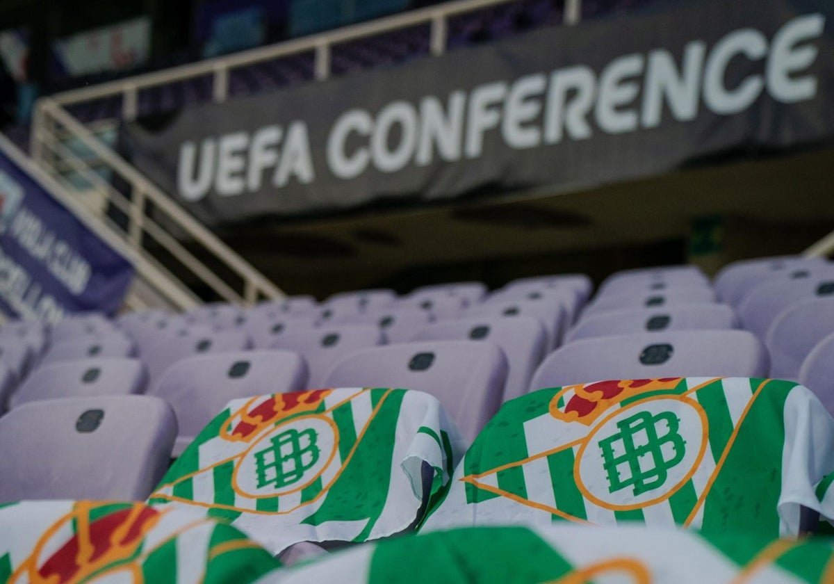 Banderas béticas en la zona visitante del Artemio Franchi