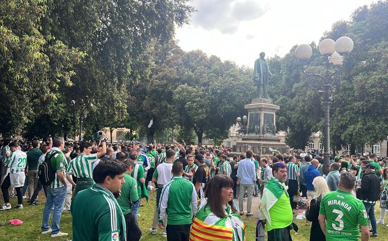 Imagen principal - Más de 1.200 béticos toman las calles de Florencia