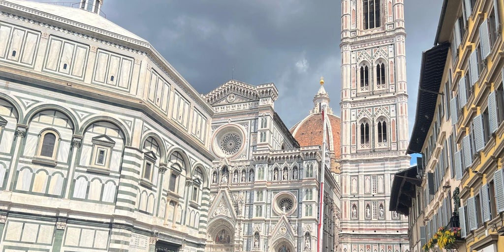 Más de 1.200 béticos toman las calles de Florencia