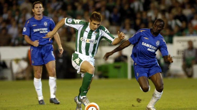Joaquín se escapa de la presión de Makelele ante la mirada de Frank Lampard en el Betis - Chelsea de 2005 disputado en Sevilla