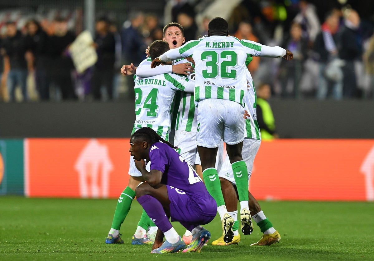 Los jugadores del Betis celebra el pase a la final tras empatar ante la Fiorentina en la vuelta