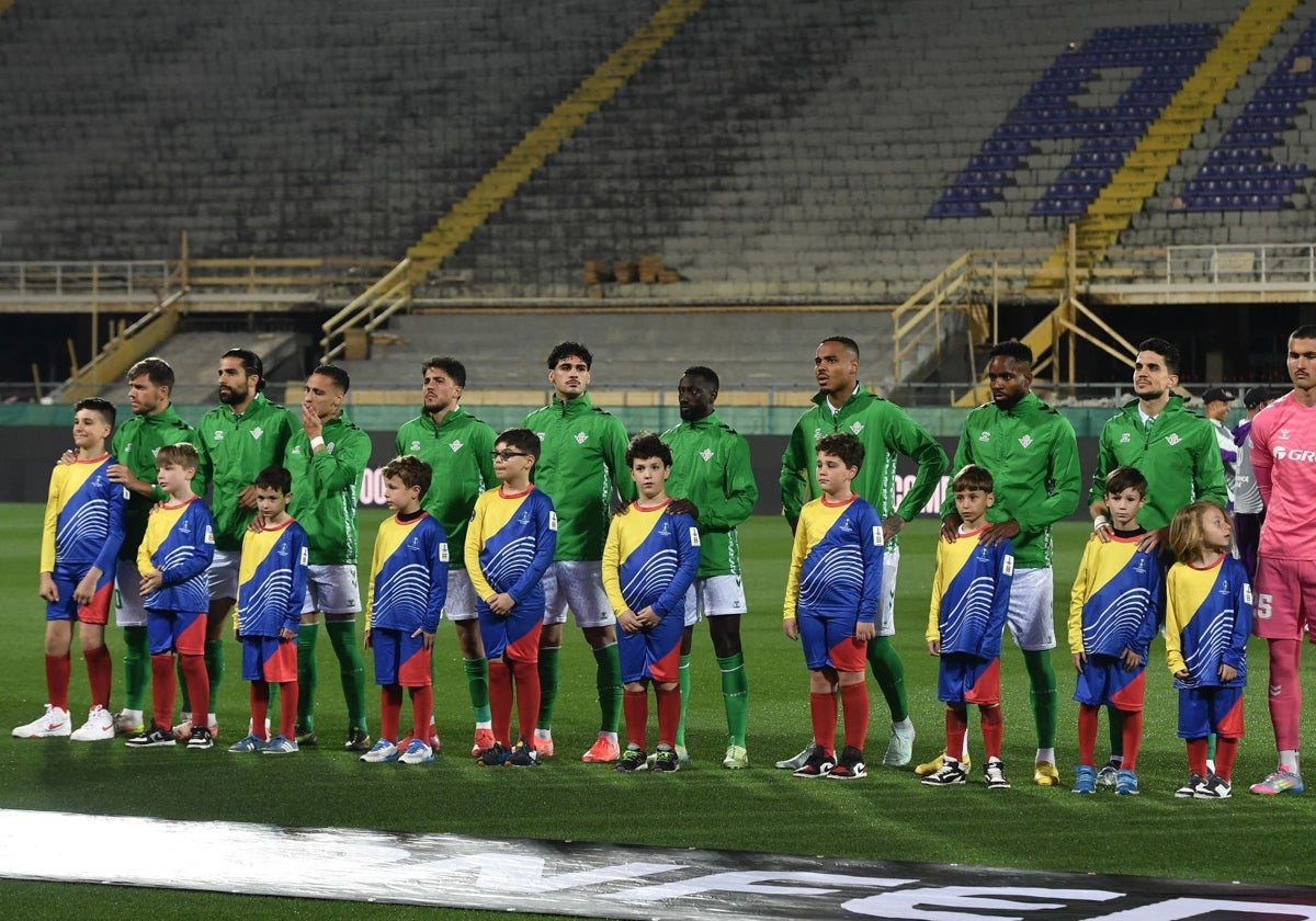 El once inicial del Betis ante la Fiorentina sobre el césped del Artemio Franchi