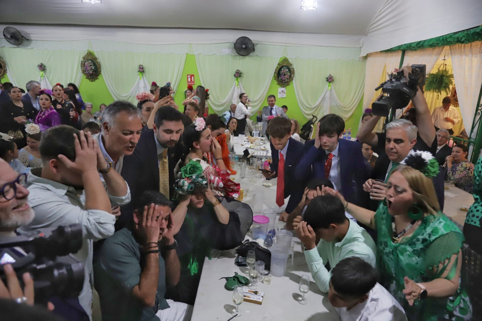 Celebración del pase del Betis a la final en una caseta de Feria