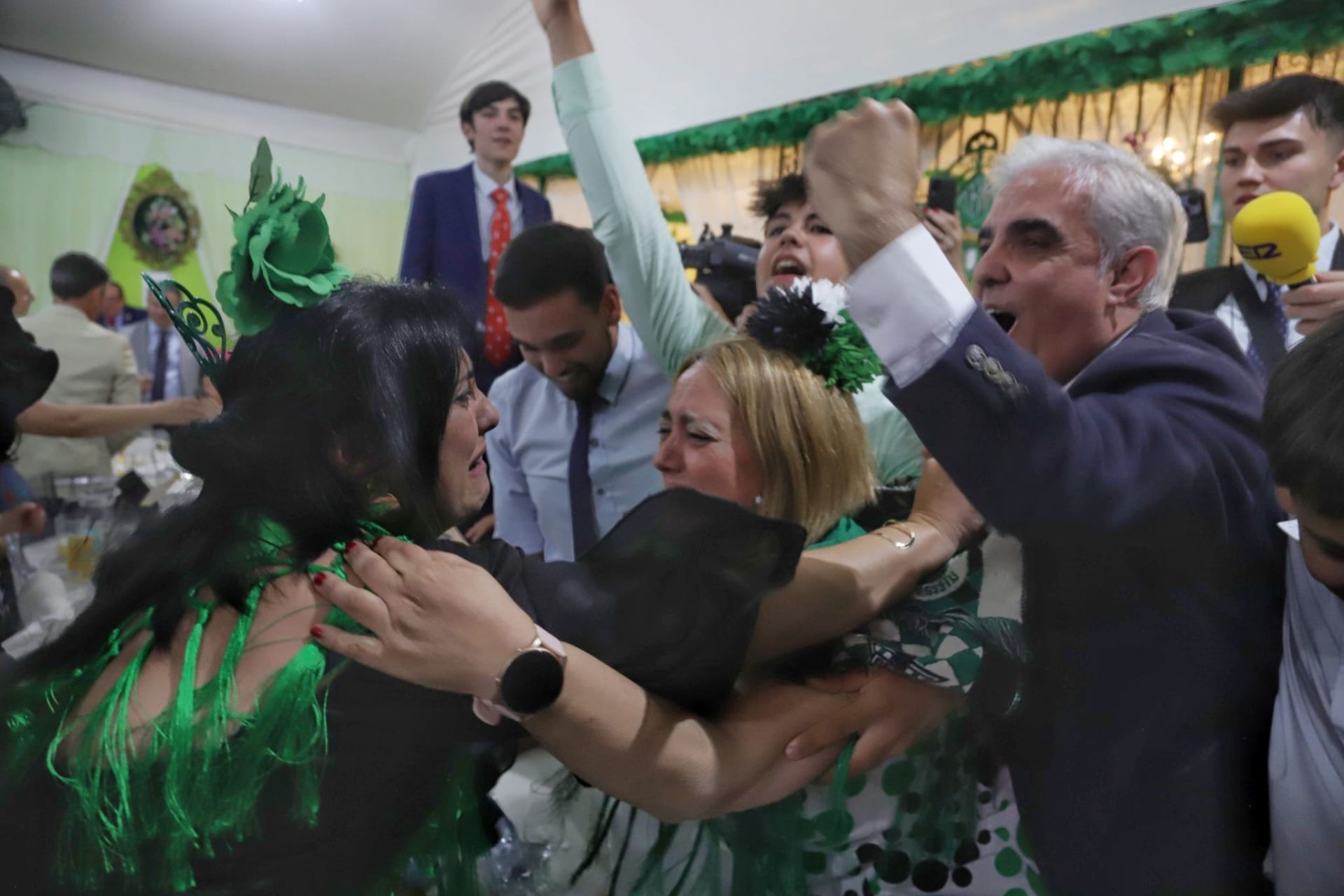 Celebración del pase del Betis a la final en una caseta de Feria