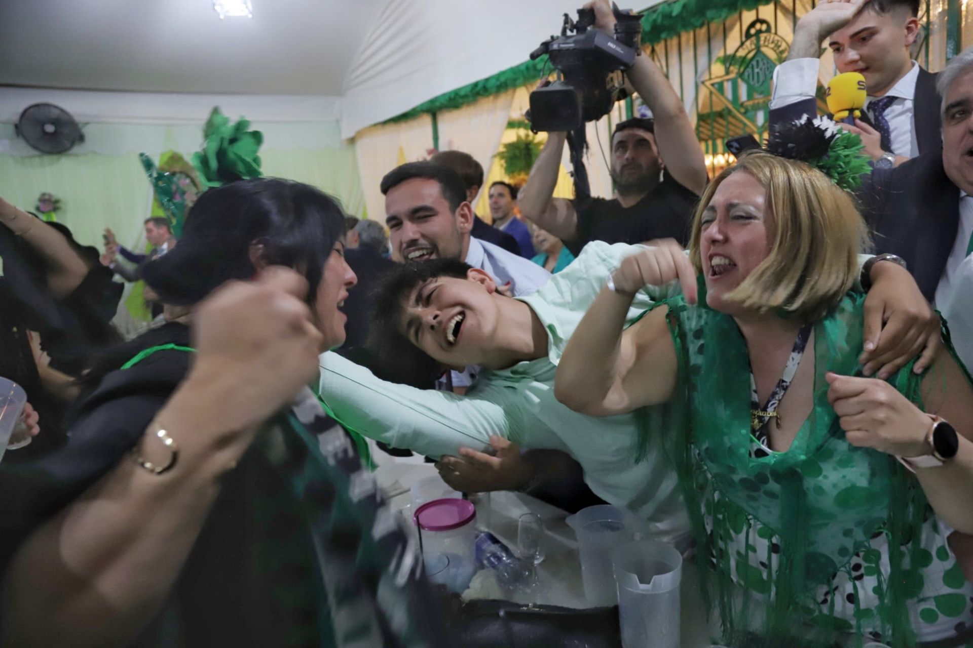 Celebración del pase del Betis a la final en una caseta de Feria