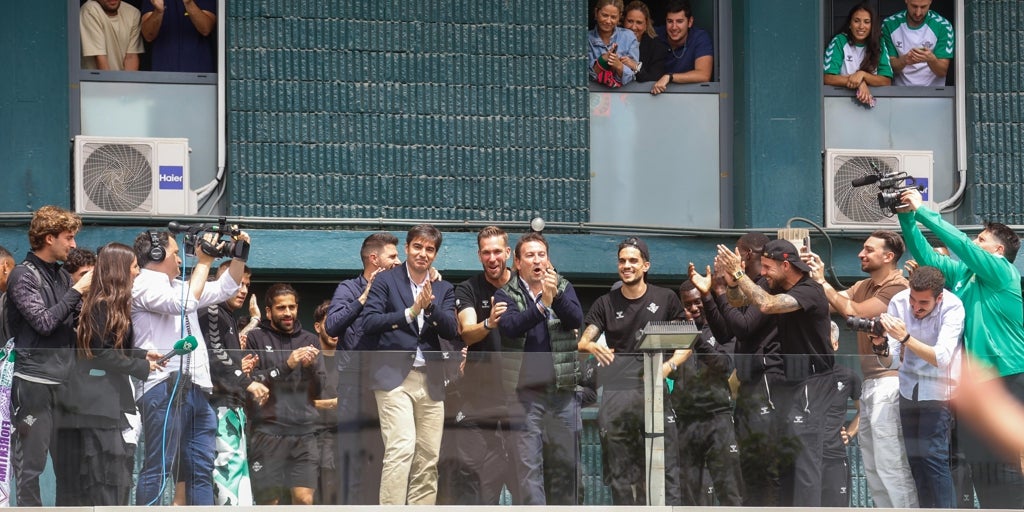 El Betis se da un baño de masas a su regreso de Florencia: «A Plaza Nueva hay que volver»