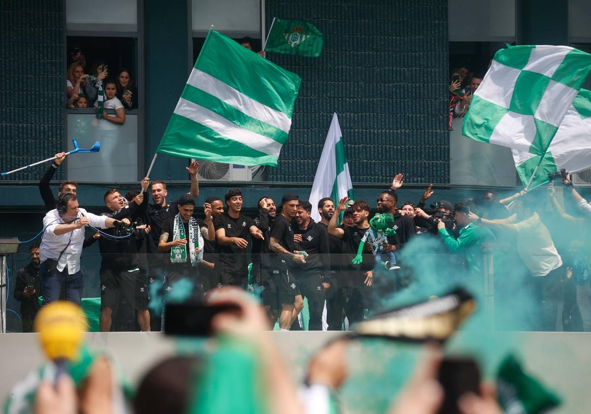 Gran número de aficionados celebran en los aledaños del Villamarín y junto al equipo el pase a la final