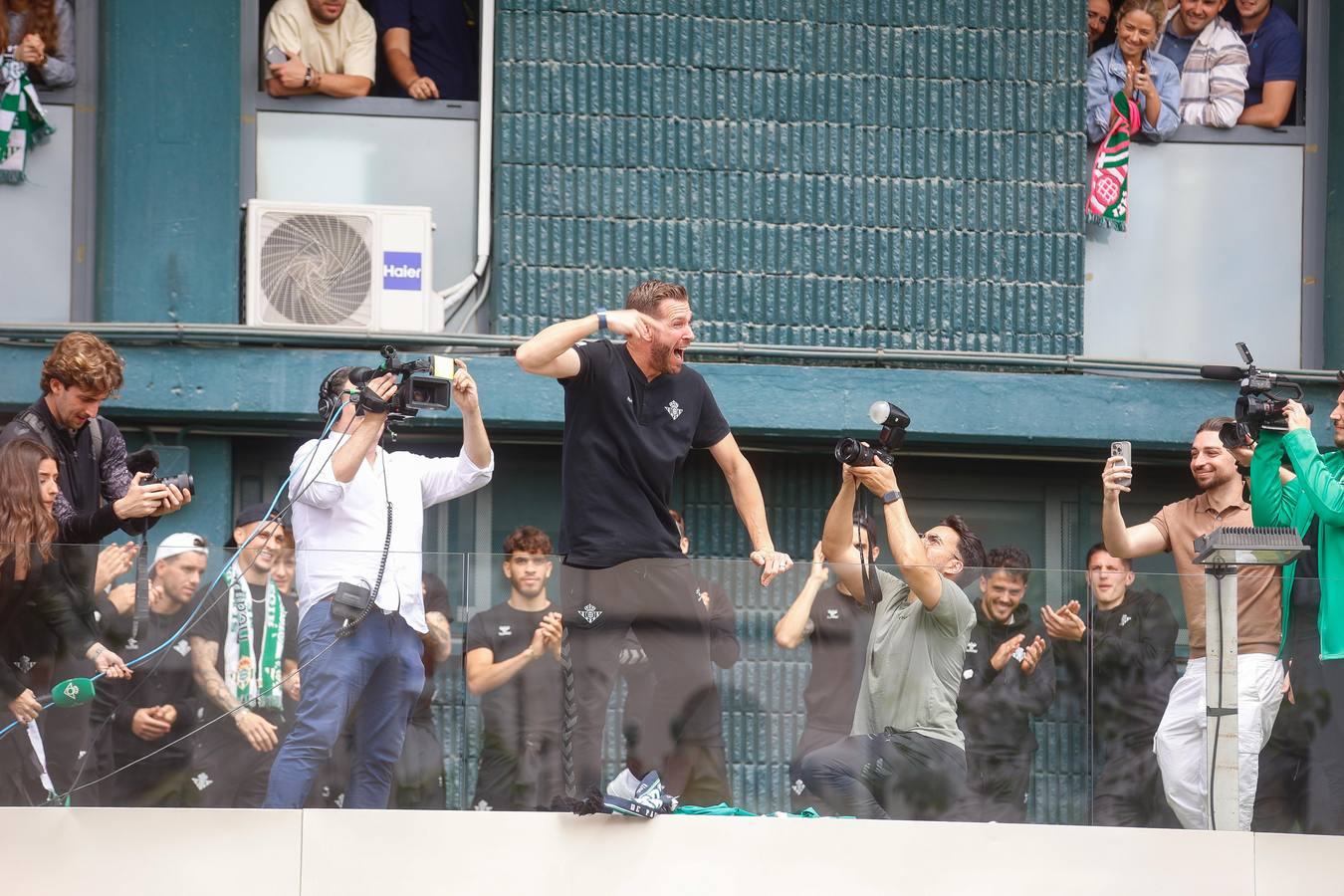 Celebración de la afición y el equipo, juntos en los exteriores del Villamarín tras el pase a la final de la Conference