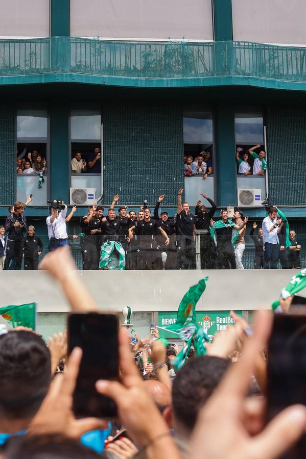 Celebración de la afición y el equipo, juntos en los exteriores del Villamarín tras el pase a la final de la Conference
