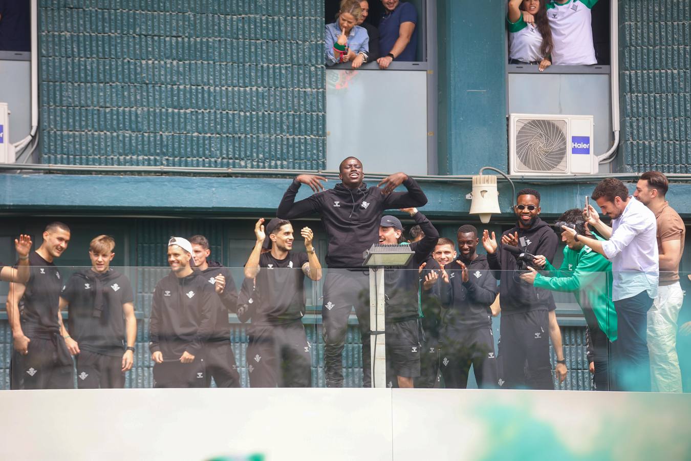 Celebración de la afición y el equipo, juntos en los exteriores del Villamarín tras el pase a la final de la Conference