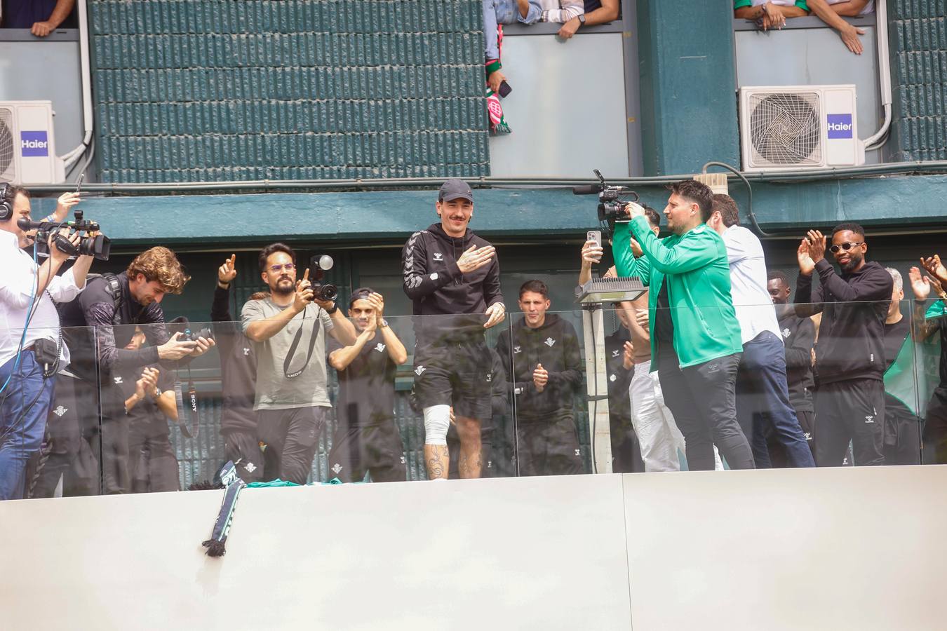 Celebración de la afición y el equipo, juntos en los exteriores del Villamarín tras el pase a la final de la Conference