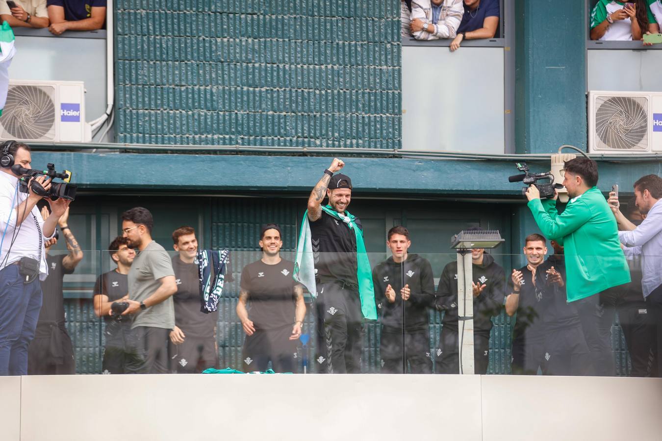 Celebración de la afición y el equipo, juntos en los exteriores del Villamarín tras el pase a la final de la Conference