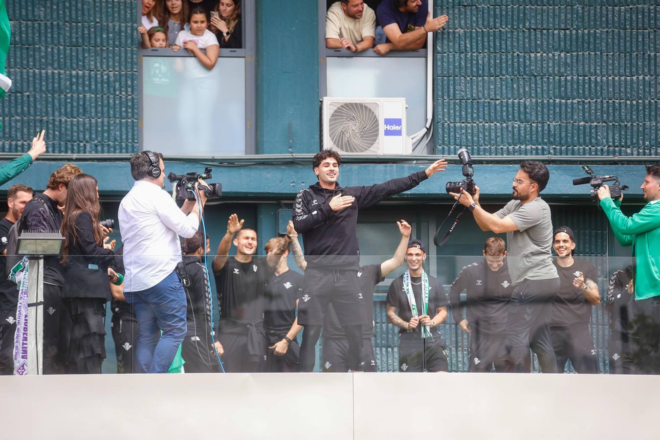 Celebración de la afición y el equipo, juntos en los exteriores del Villamarín tras el pase a la final de la Conference
