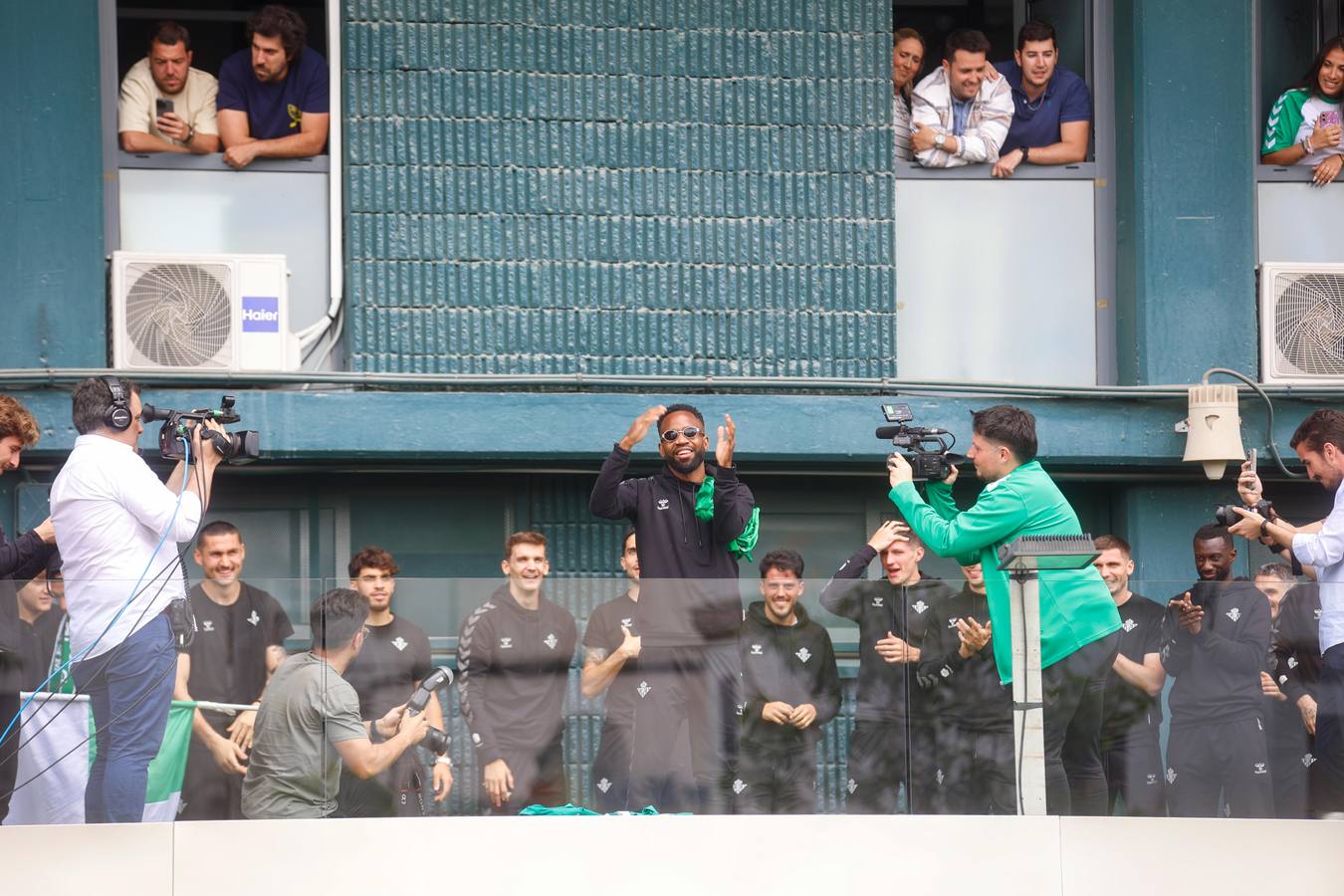 Celebración de la afición y el equipo, juntos en los exteriores del Villamarín tras el pase a la final de la Conference