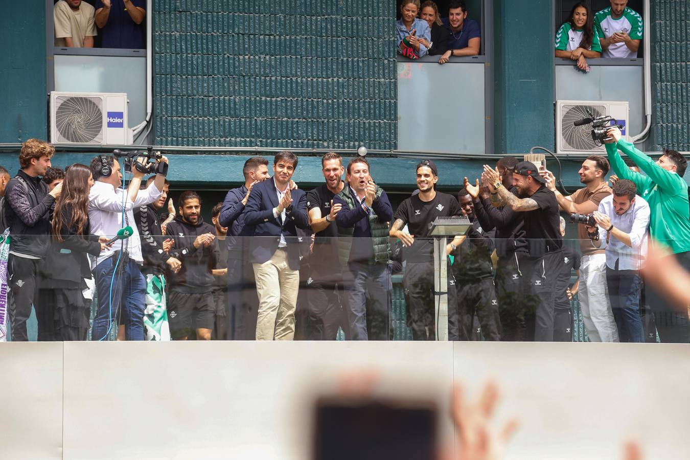 Celebración de la afición y el equipo, juntos en los exteriores del Villamarín tras el pase a la final de la Conference