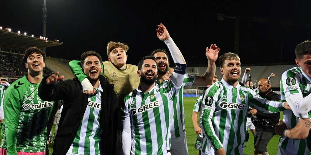 La fiesta de los jugadores del Betis en el Artemio Franchi por el pase a la final: «Antonio, quédate»