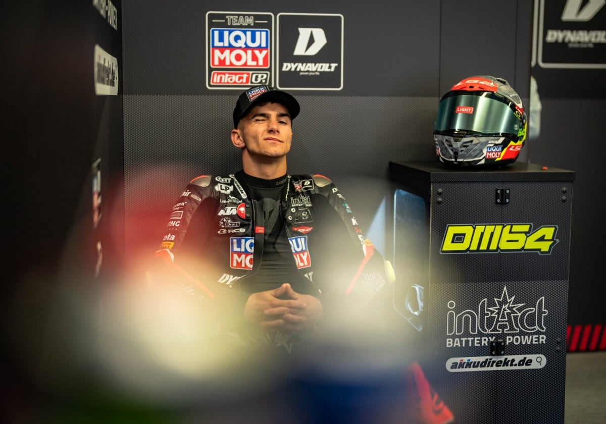 Guiño de David Muñoz desde el garaje de su equipo, el Intact GP, en Le Mans
