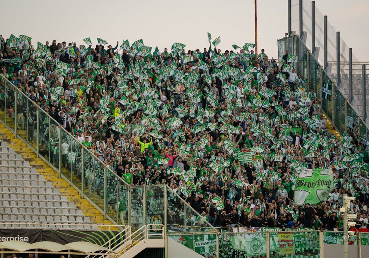 La afición bética desplazada a Florencia para asistir a la semifinal de la Conference en el estadio Artemio Franchi