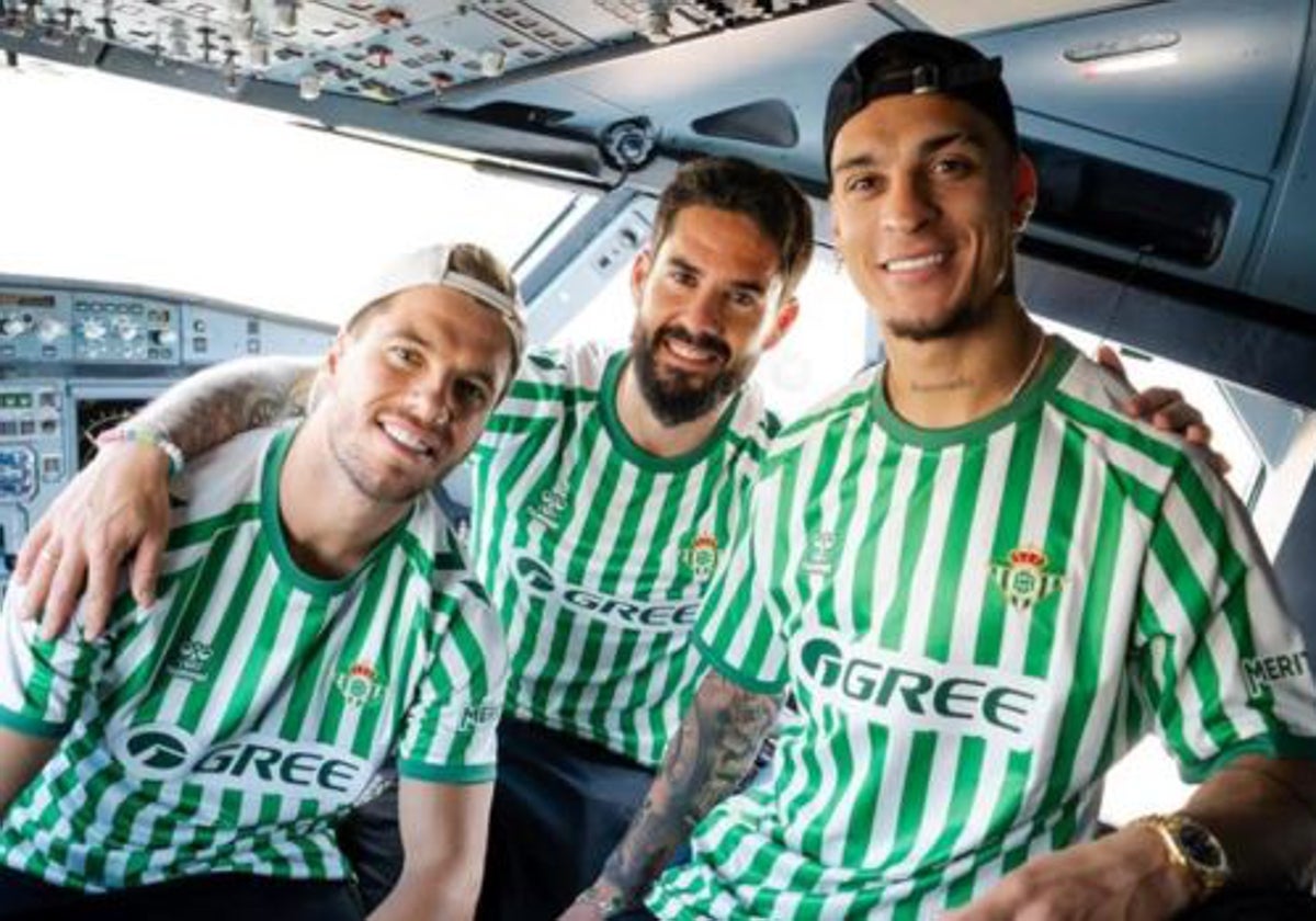 Lo Celso, Isco y Antony posan con la camiseta de la final de la Conference League que jugarán ante el Chelsea