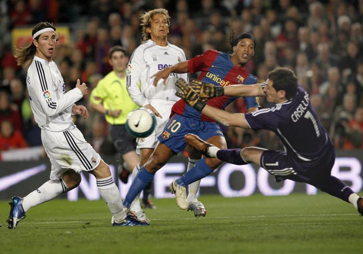 Iker Casillas, en una intervención ante Ronaldinho, con Sergio Ramos y Michel Salgado, atentos a la jugada. Fue el clásico de la Liga 2006-07 del Camp Nou, que terminó con empate a tres goles