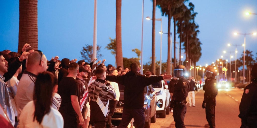 Cargas policiales en el hostil recibimiento en la ciudad deportiva a la expedición del Sevilla