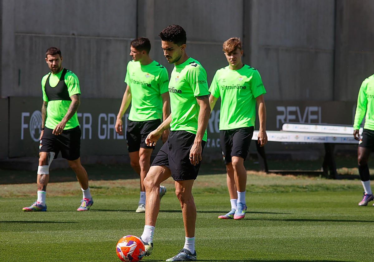 Bartra toca de primeras en el entrenamiento de este sábado en la Luis del Sol