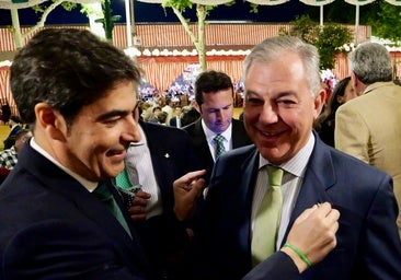 Sanz felicita al Betis en la Feria por su pase a la final de la Conference y Haro le impone un pin verdiblanco