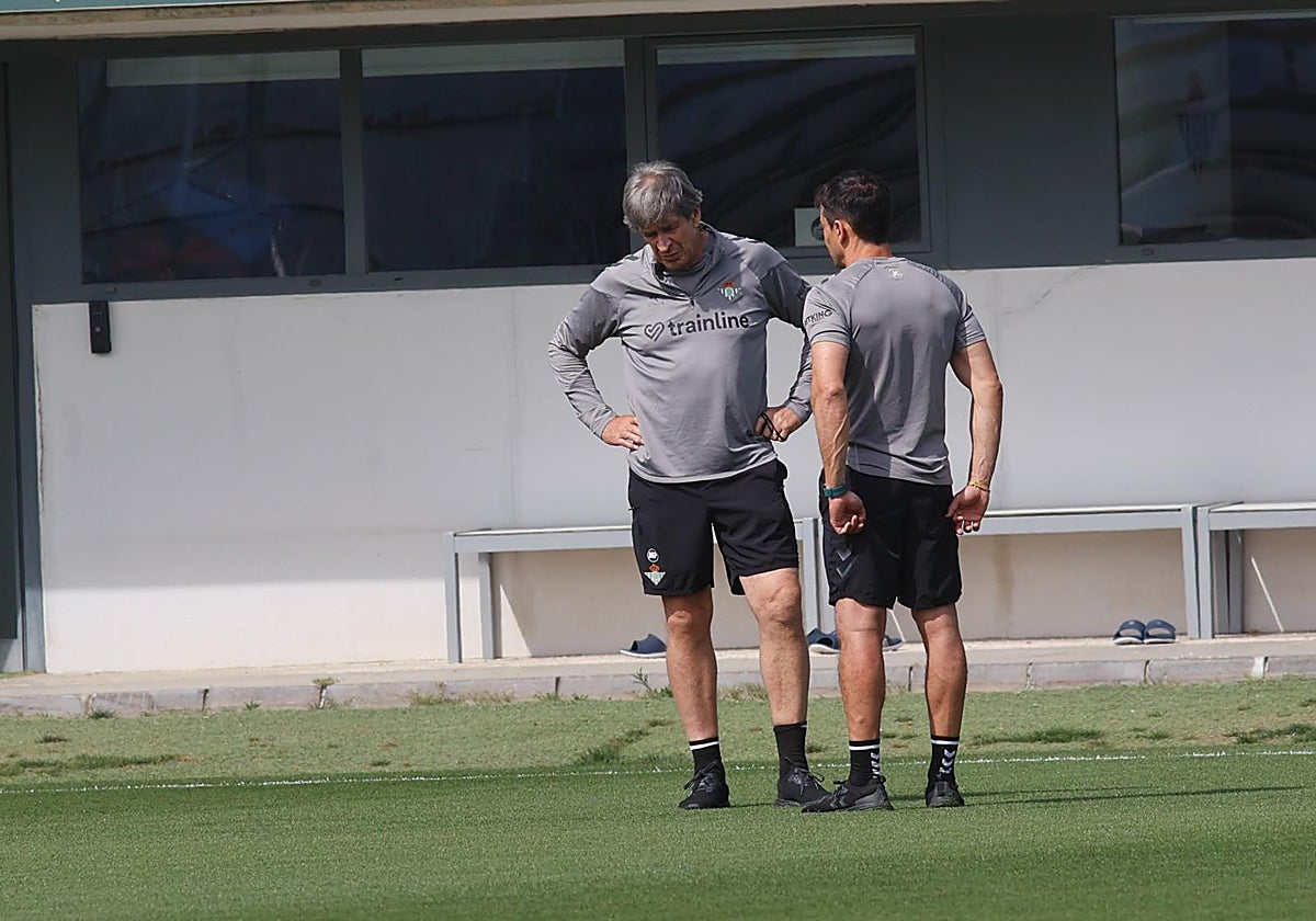 Pellegrini, en un momento cabizbajo en la ciudad deportiva Luis del Sol este sábado junto a uno de sus ayudantes