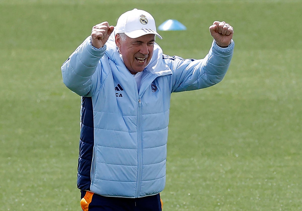 Carlo Ancelotti, durante el entrenamiento de ayer en Valdebebas