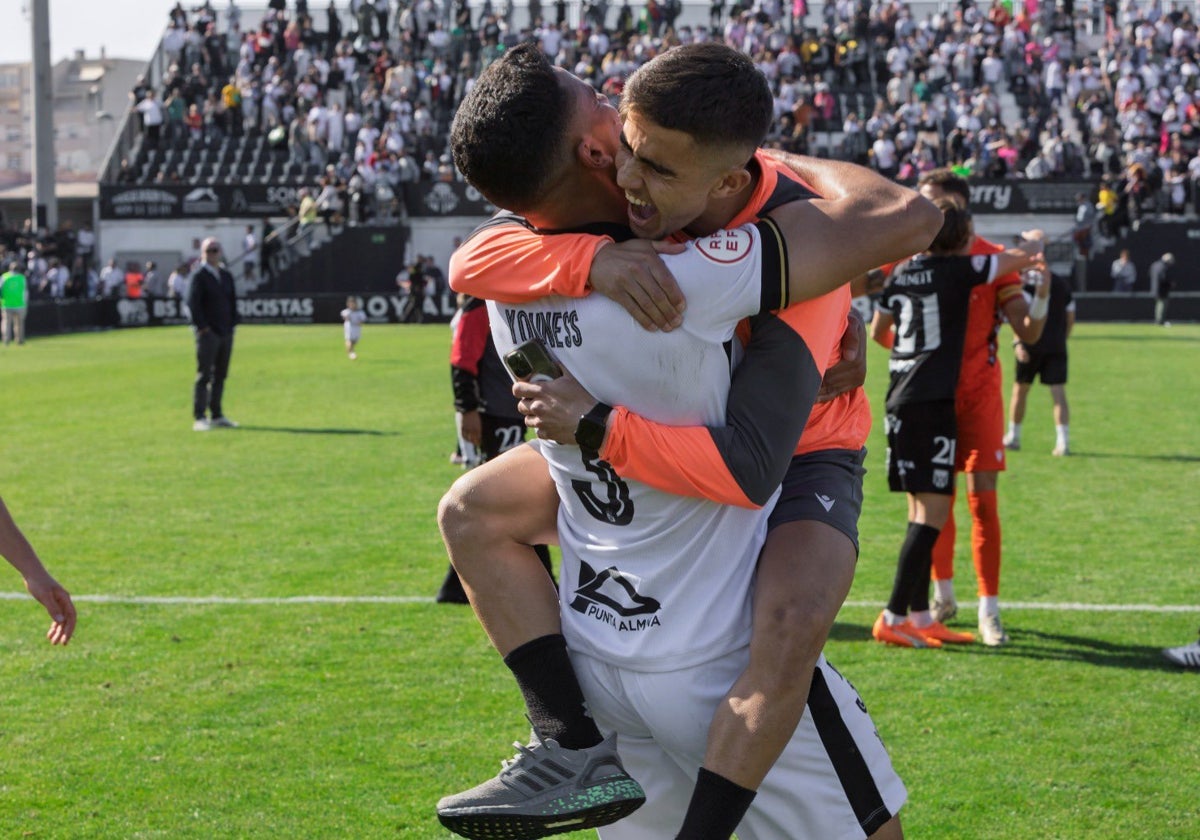 Los jugadores del Ceuta celebran un gol en un partido