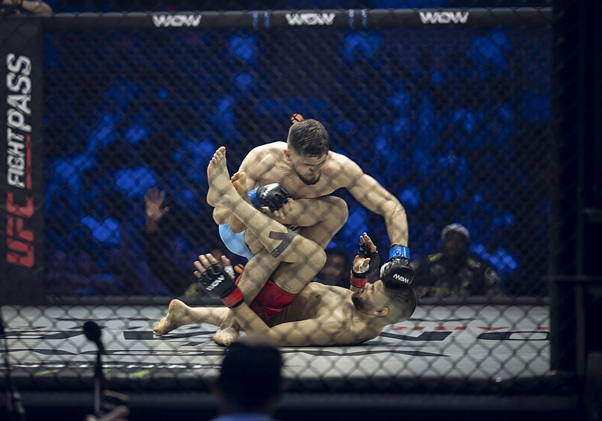 Dos luchadores de WOW, durante el combate estelar en Sevilla