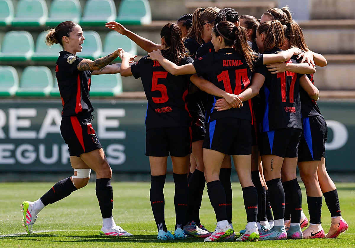 Las jugadoras del Barcelona celebran uno de sus goles ante el Betis, triunfo que ha dado el campeonato de Liga al equipo azulgrana