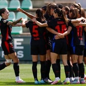 Las jugadoras del Barcelona celebran uno de sus goles ante el Betis, triunfo que ha dado el campeonato de Liga al equipo azulgrana