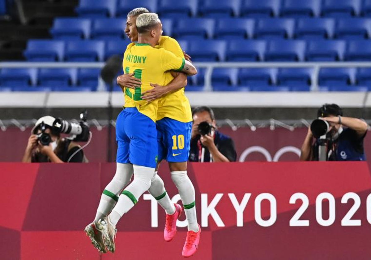 Antony y Richarlison se abrazan tras marcar gol Brasil en Tokio 2020