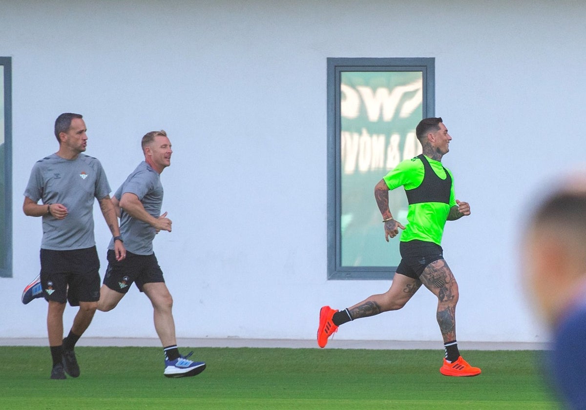 Chimy Ávila corre durante un entrenamiento del Betis